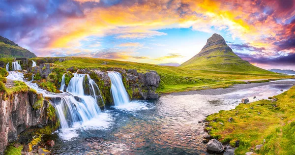 Dramatisk Utsikt Över Kirkjufellsfoss Vattenfall Nära Kirkjufell Berg Vid Solnedgången — Stockfoto