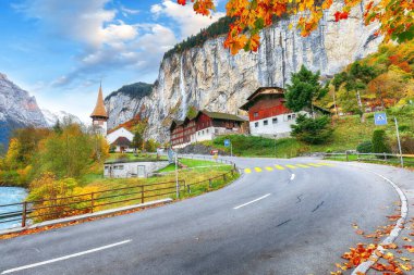Ünlü kilisesi ve Staubbach şelalesiyle turistik alp köyü Lauterbrunnen 'in muhteşem sonbahar manzarası. Konum: Lauterbrunnen Köyü, Berner Oberland, İsviçre, Avrupa.