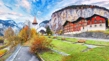 Ünlü kilisesi ve Staubbach şelalesi olan Alp Köyü Lauterbrunnen 'in muhteşem sonbahar manzarası. Konum: Lauterbrunnen Köyü, Berner Oberland, İsviçre, Avrupa.