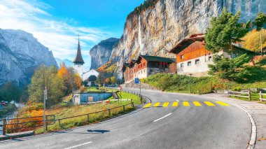 Ünlü kilisesi ve Staubbach şelalesi olan Alp Köyü Lauterbrunnen 'in muhteşem sonbahar manzarası. Konum: Lauterbrunnen Köyü, Berner Oberland, İsviçre, Avrupa.
