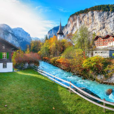 Ünlü kilisesi ve Staubbach şelalesi olan Alp Köyü Lauterbrunnen 'in muhteşem sonbahar manzarası. Konum: Lauterbrunnen Köyü, Berner Oberland, İsviçre, Avrupa.