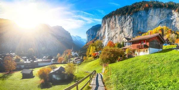 Underbart Höstlandskap Den Alpina Byn Lauterbrunnen Med Berömda Kyrkan Och — Stockfoto