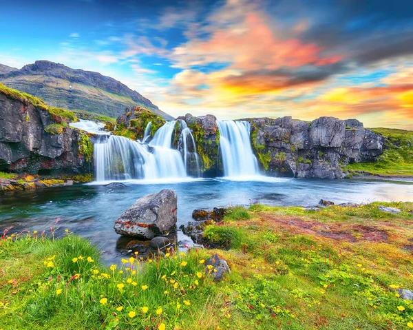 Gün batımında Kirkjufellsfoss Şelalesi 'nin yanındaki Kirkjufell Dağı' nın muhteşem manzarası. Konum: Kirkjufellsfoss, Grundarfjordurn, İzlanda, Avrupa
