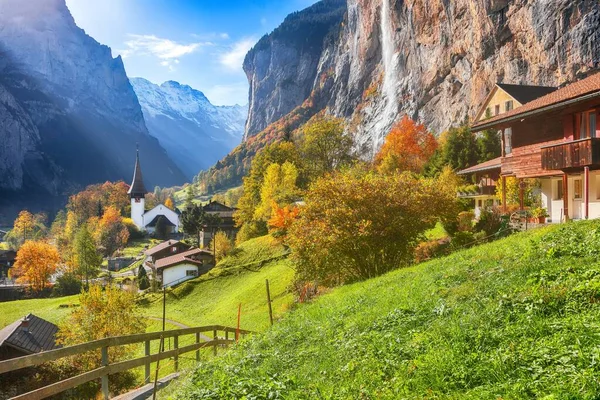 Fantastisk Höst Landskap Turistiska Alpina Byn Lauterbrunnen Med Berömda Kyrkan — Stockfoto