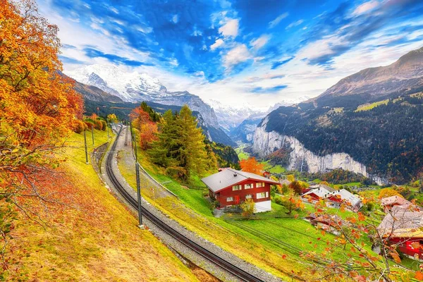 以准夫鲁山为背景 俯瞰美丽的高山村庄威望着美丽的秋景 瑞士伯尔纳奥伯兰 威茨村 — 图库照片