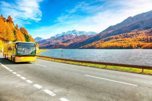 Fantastisk Höstscen Sils Lake Silsersee Och Asfalterad Väg Längst Fram — Stockfoto