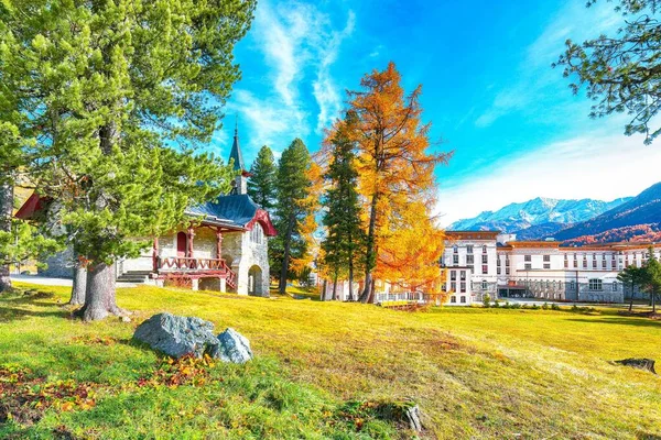 Impresionante Escena Otoñal Los Alpes Suizos Palacio Maloja Colorida Escena —  Fotos de Stock