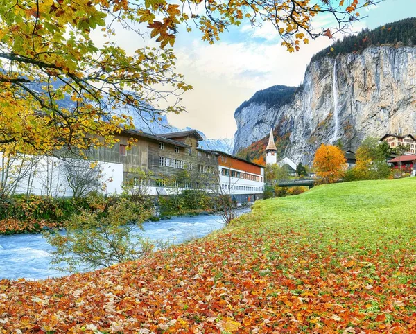 Paisagem Incrível Outono Aldeia Alpina Turística Lauterbrunnen Com Famosa Igreja — Fotografia de Stock