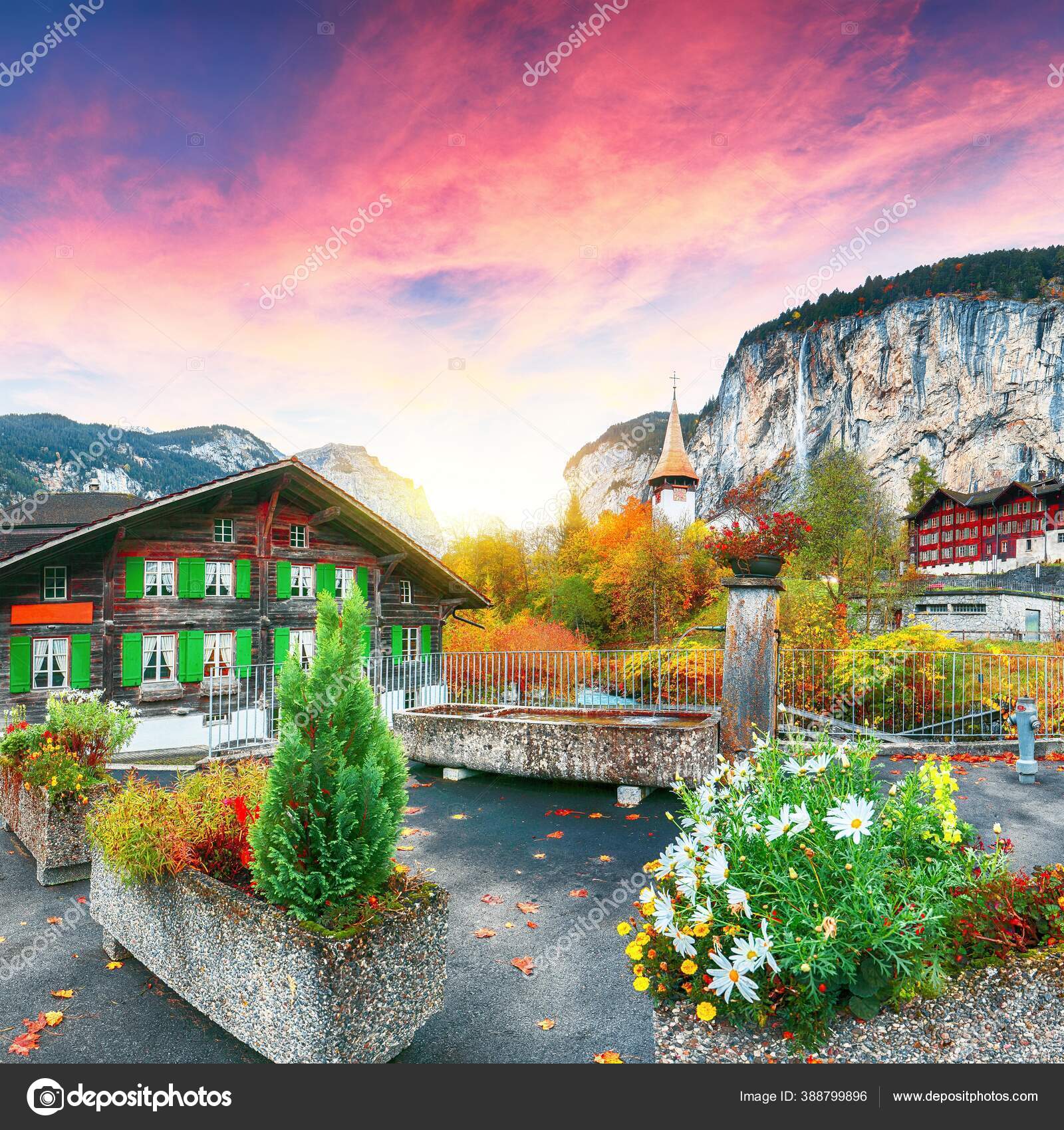 令人叹为观止的秋景是劳特布伦宁村背景是令人叹为观止的瀑布斯陶博巴赫和瑞士阿尔卑斯山lauterbrunnen Village Berner Oberland Switzerland Europe