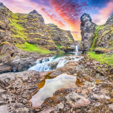 Kolugljufur Kanyonu ve Kolufossar Şelalesi 'nin muhteşem manzarası. Kolugljufur vadisi Vididalsa nehrinde yer almaktadır. Konum: Kolugljufur kanyonu, Vestur-Hunavatnssysla, İzlanda, Avrupa