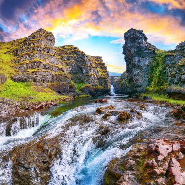 Kolugljufur Kanyonu ve Kolufossar Şelalesi 'nin muhteşem manzarası. Kolugljufur vadisi Vididalsa nehrinde yer almaktadır. Konum: Kolufossar Şelalesi, Vestur-Hunavatnssysla, İzlanda, Avrupa