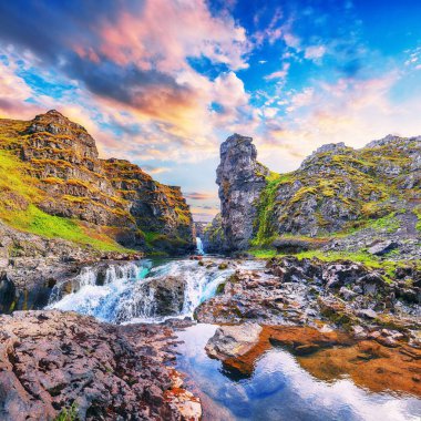 Kolugljufur Kanyonu ve Kolufossar Şelalesi 'nin muhteşem manzarası. Kolugljufur vadisi Vididalsa nehrinde yer almaktadır. Konum: Kolufossar Şelalesi, Vestur-Hunavatnssysla, İzlanda, Avrupa