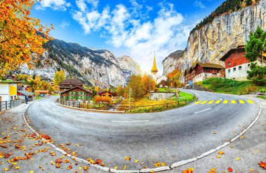 Arka planda muhteşem Staubbach şelalesi ve İsviçre Alpleri olan Lauterbrunnen Vadisi 'nin şaşırtıcı sonbahar manzarası. Konum: Lauterbrunnen Köyü, Berner Oberland, İsviçre, Avrupa.
