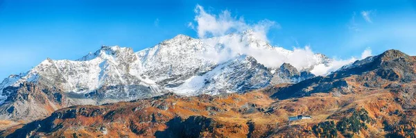 奇形怪状的秋景 雪峰覆盖了蓝天下的山顶 Sils Engadin Maloya District Engadine Region Grisons Canton — 图库照片