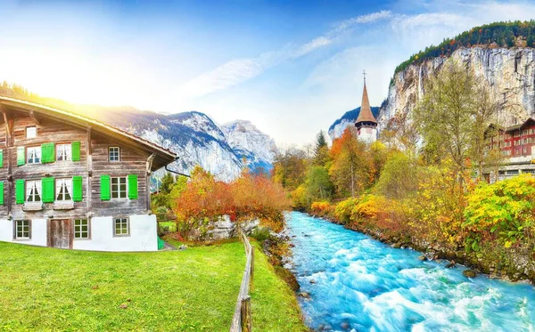 Impressionante Vista Outono Aldeia Lauterbrunnen Com Impressionante Cachoeira Staubbach Alpes — Fotografia de Stock