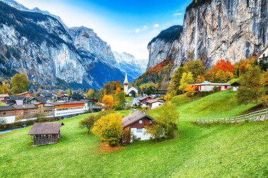 Ünlü kilisesi ve Staubbach şelalesiyle turistik alp köyü Lauterbrunnen 'in muhteşem sonbahar manzarası. Konum: Lauterbrunnen Köyü, Berner Oberland, İsviçre, Avrupa.