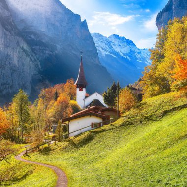 Lauterbrunnen kilisesinin büyüleyici sonbahar manzarası. Konum: Lauterbrunnen Köyü, Berner Oberland, İsviçre, Avrupa.