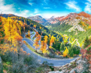 Sonbahar zamanı Maloja 'nın muhteşem geçiş yolu manzarası. İsviçre Alpleri 'nin renkli sonbahar sahnesi. Konum: Maloya geçidi, Motor bölgesi, Grisons kantonu, İsviçre, Avrupa.