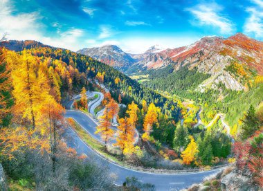 Sonbahar zamanı Maloja 'nın muhteşem geçiş yolu manzarası. İsviçre Alpleri 'nin renkli sonbahar sahnesi. Konum: Maloya geçidi, Motor bölgesi, Grisons kantonu, İsviçre, Avrupa.
