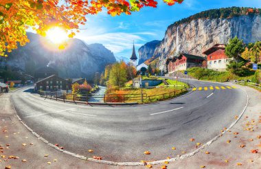 Arka planda muhteşem Staubbach şelalesi ve İsviçre Alpleri olan Lauterbrunnen Vadisi 'nin şaşırtıcı sonbahar manzarası. Konum: Lauterbrunnen Köyü, Berner Oberland, İsviçre, Avrupa.