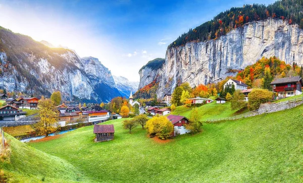 Ünlü kilisesi ve Staubbach şelalesiyle turistik alp köyü Lauterbrunnen 'in muhteşem sonbahar manzarası. Konum: Lauterbrunnen Köyü, Berner Oberland, İsviçre, Avrupa.