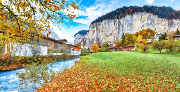 Surpreendente Vista Outono Vale Lauterbrunnen Com Linda Cachoeira Staubbach Alpes — Fotografia de Stock