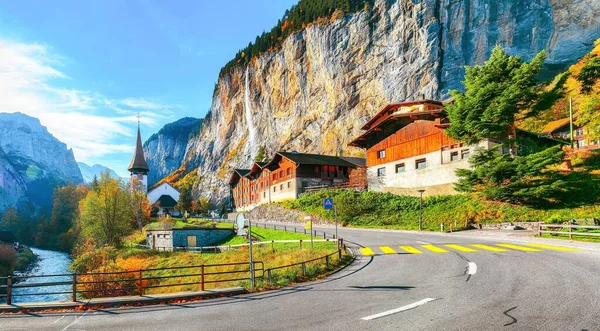 Ünlü kilisesi ve Staubbach şelalesi olan Alp Köyü Lauterbrunnen 'in muhteşem sonbahar manzarası. Konum: Lauterbrunnen Köyü, Berner Oberland, İsviçre, Avrupa.