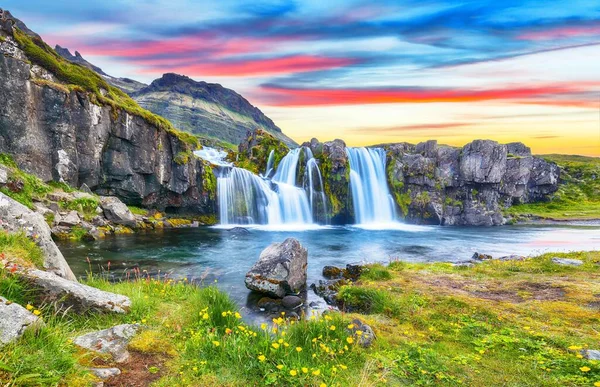 Gün batımında Kirkjufellsfoss Şelalesi 'nin yanındaki Kirkjufell Dağı' nın muhteşem manzarası. Konum: Kirkjufellsfoss, Grundarfjordurn, İzlanda, Avrupa
