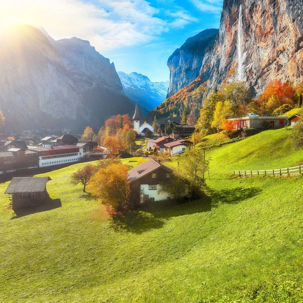Ünlü kilisesi ve Staubbach şelalesi olan Alp Köyü Lauterbrunnen 'in muhteşem sonbahar manzarası. Konum: Lauterbrunnen Köyü, Berner Oberland, İsviçre, Avrupa.