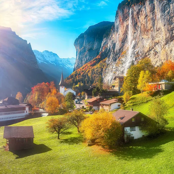 Fantástica Vista Outono Aldeia Lauterbrunnen Com Impressionante Cachoeira Staubbach Alpes — Fotografia de Stock