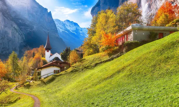 교회와 폭포가 마을인 라우터 아름다운 Lauterbrunnen Village Berner Oberland Switzerland — 스톡 사진