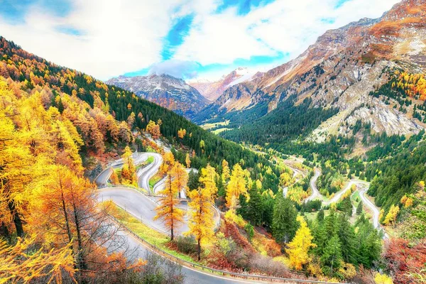 Потрясающий Вид Малойскую Дорогу Осенью Красочная Осенняя Сцена Швейцарских Альп — стоковое фото