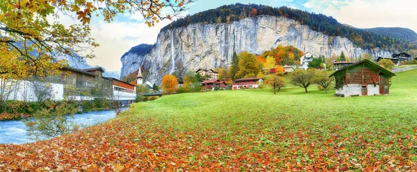美丽的秋天风景 美丽的高山村庄劳特伯伦与著名的教堂和Staubbach瀑布 Lauterbrunnen Village Berner Oberland Switzerland Europe — 图库照片