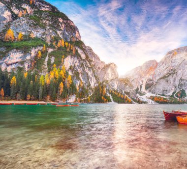 Ünlü Alp Gölü Braies 'in sonbaharda muhteşem manzarası. Konum: Ulusal park Fanes-Sennes-Braies, bölge Trentino-Alto Adige, il Bolzano, İtalya, Avrupa