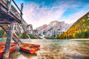 Ünlü Alp Gölü Braies 'in sonbaharda muhteşem manzarası. Konum: Ulusal park Fanes-Sennes-Braies, bölge Trentino-Alto Adige, il Bolzano, İtalya, Avrupa
