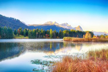 Wagenbruchsee (Geroldsee) gölünün arka planda Zugspitze dağ sırasının muhteşem manzarası. Konum: Geroldsee, Krun, Bavyera Alpleri, Almanya, Avrupa