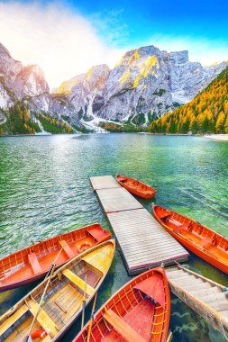 Gündoğumunda Braies 'in ünlü Alp Gölü' nün muhteşem manzarası. Konum: Ulusal park Fanes-Sennes-Braies, bölge Trentino-Alto Adige, il Bolzano, İtalya, Avrupa