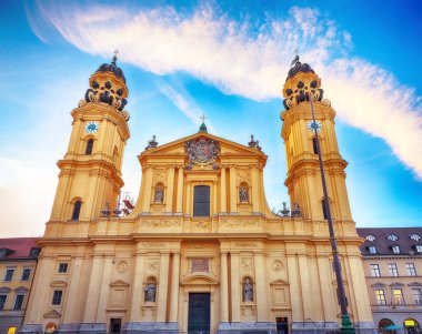 Münih 'teki St. Kajetan ya da Theatinerkirche Theatine Kilisesi manzaralı güzel bir sonbahar şehri. Konum: Münih, Bavyera, Almanya, Avrupa.