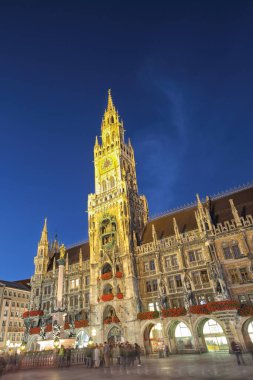 Marienplatz ve Münih belediye binasının dramatik gece manzarası. Gotik Rathaus 'un güzel yüzü ya da Münih Belediye Binası ve ünlü saat kulesi. Konum: Münih, Bavyera, Almanya, Avrupa.
