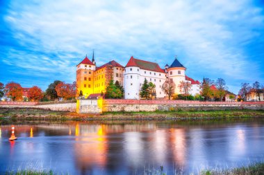 Elbe kıyısındaki Hartenfels şatosunun resimli sabah manzarası. Dramatik gün doğumu. Konum: Torgau, Kuzeybatı Saksonya, Almanya, Avrupa