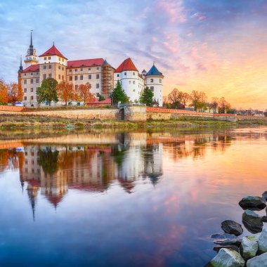 Elbe kıyısındaki Hartenfels şatosunun muhteşem sabah manzarası. Dramatik gün doğumu. Konum: Torgau, Kuzeybatı Saksonya, Almanya, Avrupa
