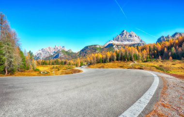 Ulusal Park Tre Cime di Lavaredo 'daki dağlık yolun manzarası. Konum: Ulusal Park Tre Cime di Lavaredo, Dolomiti Alpleri, Güney Tyrol, İtalya, Avrupa.