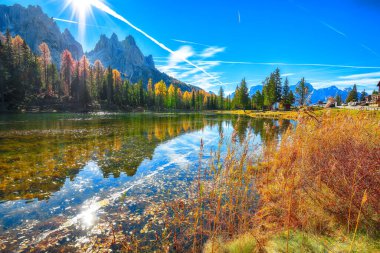 Popüler tatil beldesi Antorno Gölü 'nün sonbaharda göz kamaştırıcı manzarası. Konum: Antorno Gölü, Dolomiti Alpleri, Belluno ili, İtalya, Avrupa