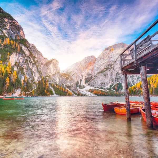 Cenário Incrível Famoso Lago Alpino Braies Outono Localização Parque Nacional — Fotografia de Stock