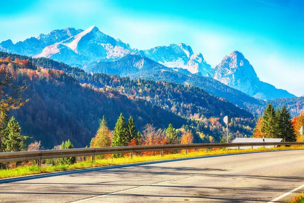 Asfalt Väg Nära Wagenbruchsee Geroldsee Sjö Och Zugspitze Bergskedja Bakgrunden — Stockfoto