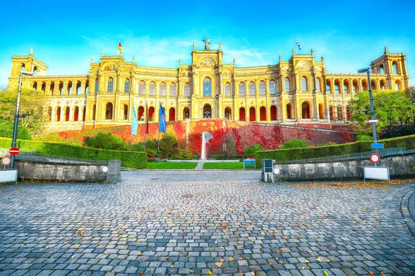 Bavyera parlamentosunun Maximilianeum karargahının muhteşem sonbahar manzarası, neo-rönesans cepheli muhteşem bir mimari. Konum: Münih, Bavyera, Almanya, Avrupa.