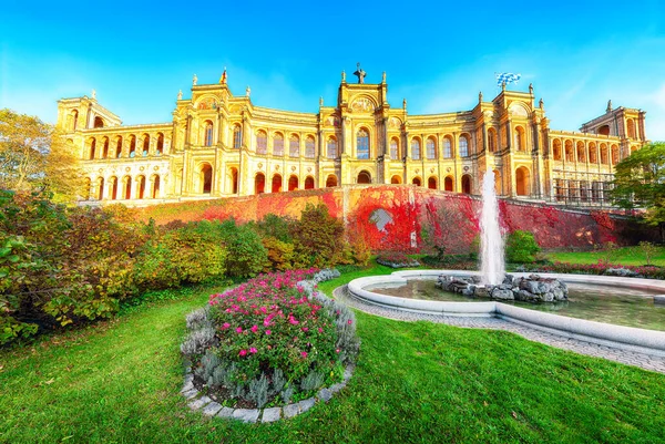 Maravillosa Vista Otoñal Maximilianeum Sede Del Parlamento Bávaro Magnífica Arquitectura — Foto de Stock
