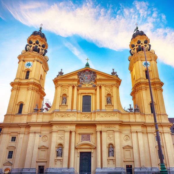 피카소 경관과 뮌헨에 테타네 키르히 교회를 바이에른 — 스톡 사진