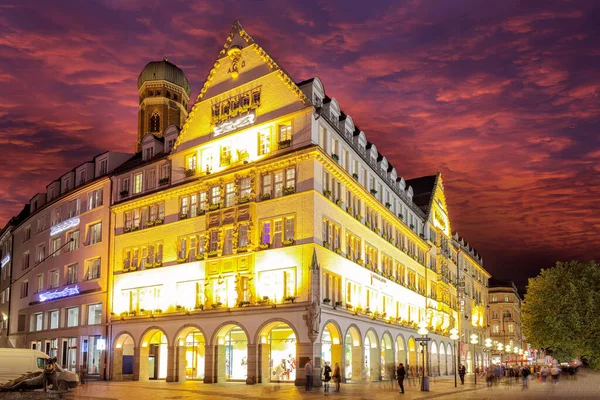 夜の間に世界最大の男性のファッションハウスの外観ビュー ミュンヘン バイエルン州 ドイツ ヨーロッパ — ストック写真