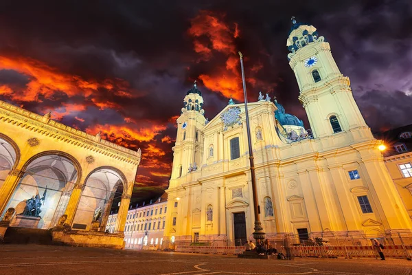 Drammatico Paesaggio Urbano Serale Vista Sulla Chiesa Teatina San Kajetan — Foto Stock